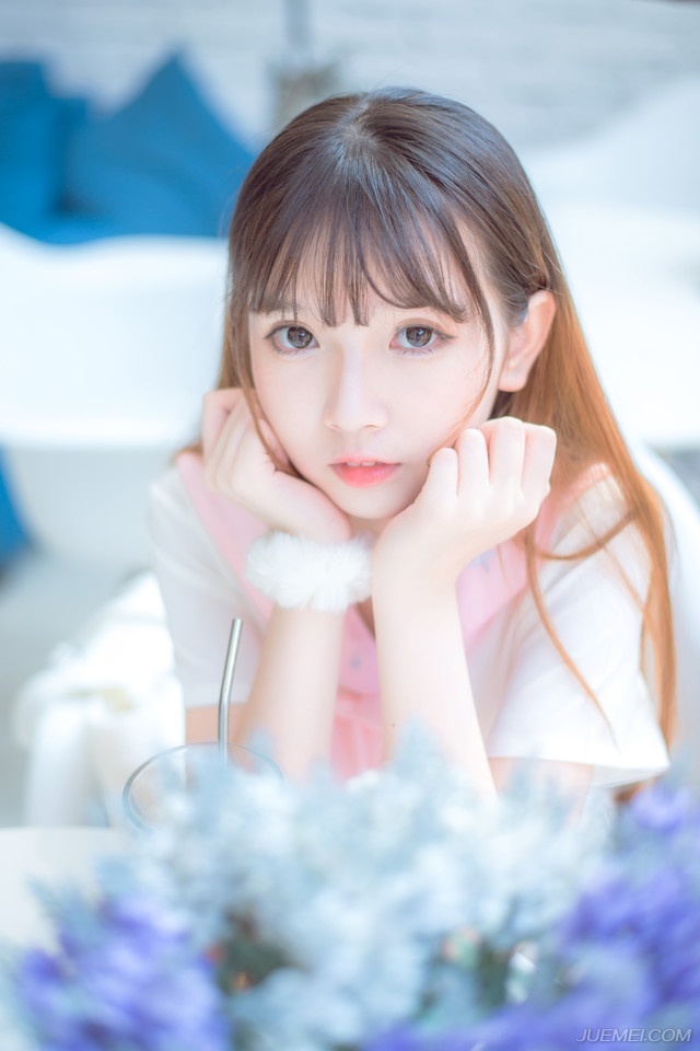看着小乔松了口气的神色，吕布淡然道：“放心，若真是我做的，我也不屑在这种事情上撒谎，另外，记住你的身份，就算是妾，你也是我的女人，心里怎么想我不管，但你不该将这些愚蠢的表情给我表现出来，若非看在腹中孩儿的份上，单是这一点，就可以让你生不如死！莫要以为，这两年对你好了，就可以在我面前恃宠而骄！”